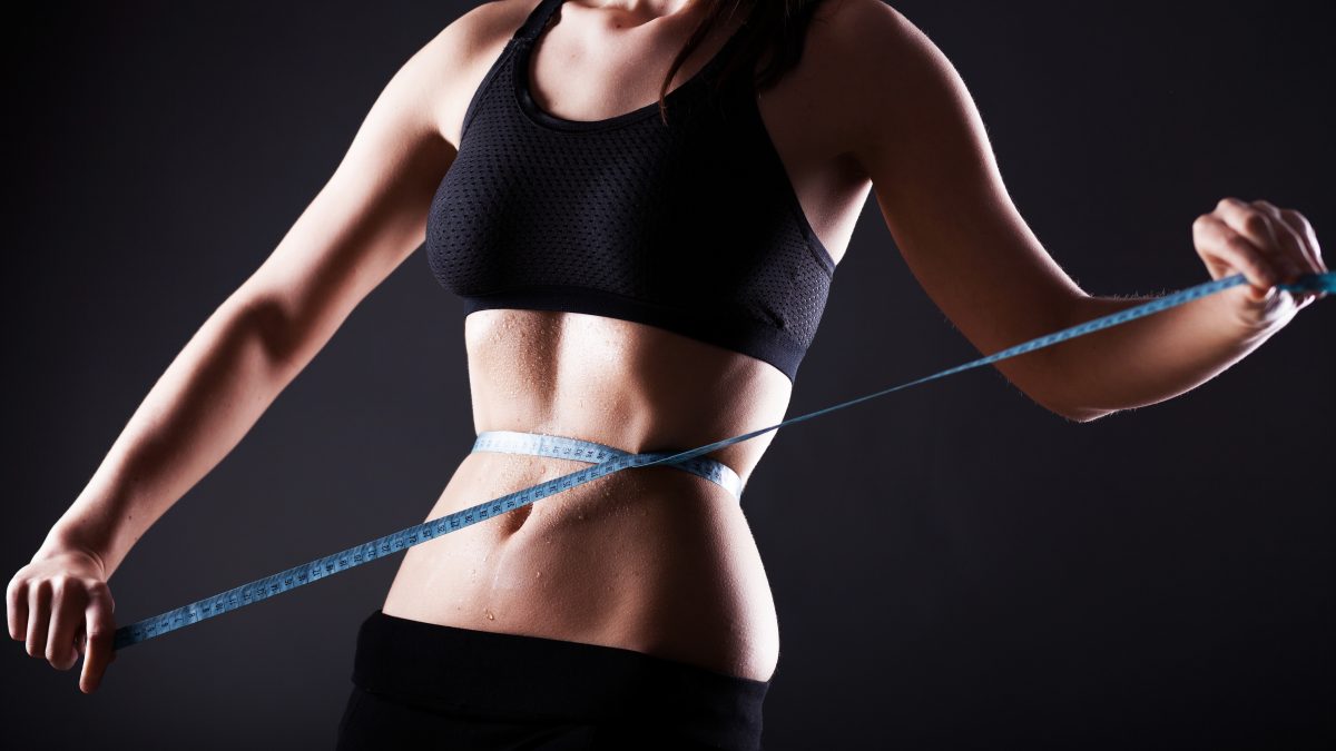 Fitness Frau nassen Bauch nach dem Training Messung ihrer Taille, Gewichtsverlust Konzept