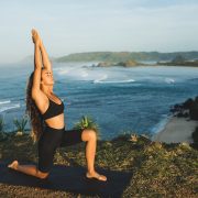 frau-praktiziert-yoga-draussen-mit-einem-beeindruckenden-ozean