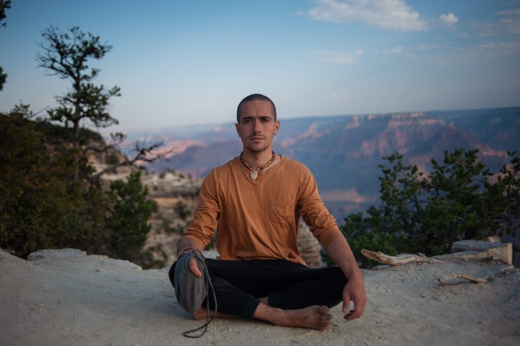 Tid för meditation man-yoga-meditation-på-ett-berg