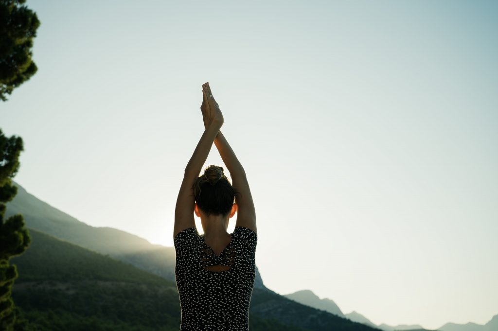 Zeit zum Meditieren junge-frau-macht-yoga-asana-außen