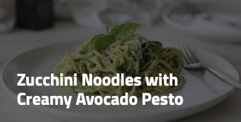 Cuketové nudle s krémovým avokádovým pestem Vegitarion Keto recept